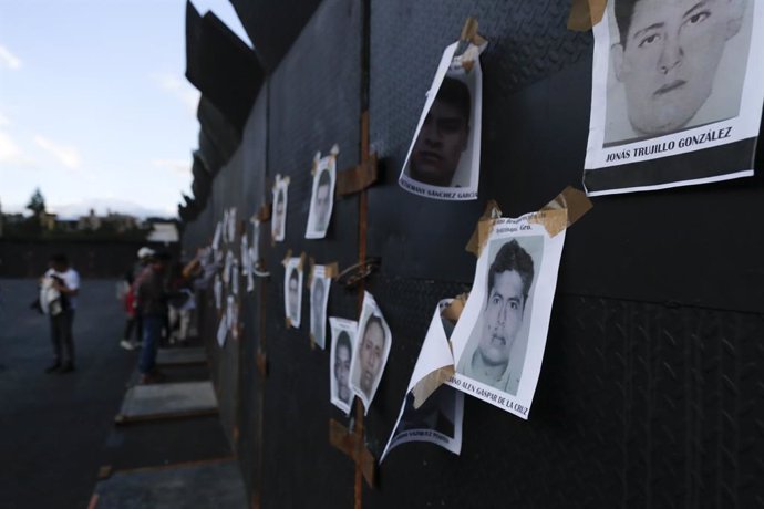 Archivo - Arxivo - Fotos dels 43 estudiants desapareguts en Azyotzinapa penjades en les reixes del Palau Nacional durant una manifestació per commemorar el 8 aniversari de la seva desaparició