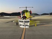 Activistas de Futuro Vegetal rocían con pintura y se pegan a un avión privado en el aeropuerto de Ibiza