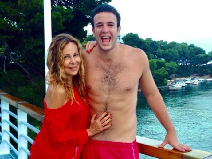 Ana Obregón y su hijo Aless, durante unas vacaciones en Mallorca