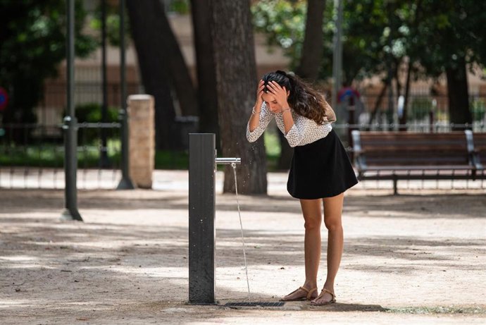 Una mujer se refresca en una fuente del parque Abelardo Sánchez, a 11 de julio de 2023, en Albacete, Castilla-La Mancha (España). Toda España, salvo Galicia, Asturias, Cantabria y País Vasco, están en riesgo extremo (alerta roja), riesgo importante (ale