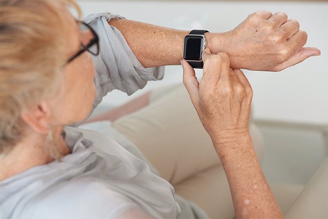Archivo - Hands of senior woman checking her smartwatch
