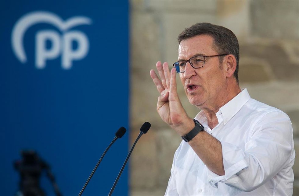 El presidente del PP, Alberto Núñez Feijóo, durante un acto de campaña del PP, en la plaza de Santa María, a 13 de julio de 2023, en Burgos, Castilla y León (España). Este acto del PP se realiza de cara a las próximas elecciones generales del 23 de juli