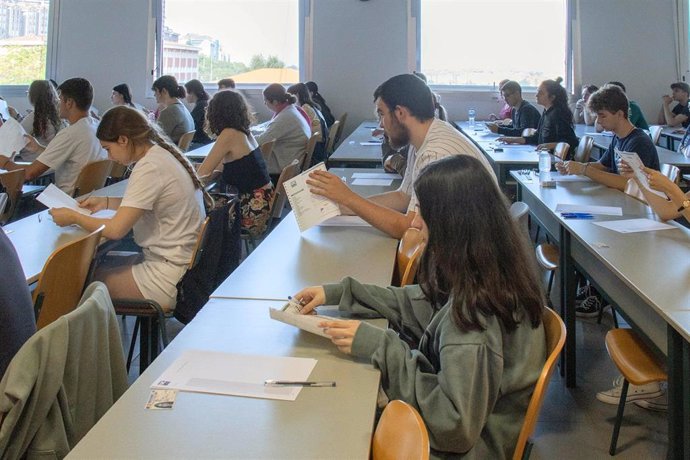 Archivo - Examen de la EBAU en Cantabria.