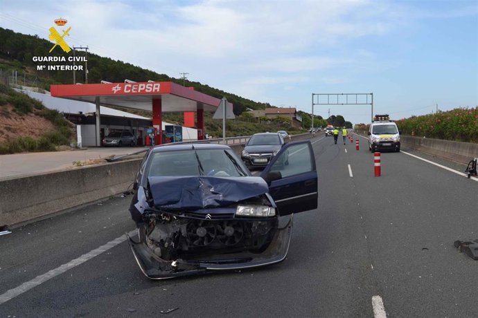 Un conductor ebrio y drogado provoca un accidente con un coche robado y se da a la fuga a pie