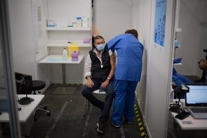 Archivo - Una sanitaria vacuna a un hombre en el circuito de vacunación de Fira de Barcelona, a 26 de abril de 2021, en Barcelona, Cataluña (España). El circuito de vacunación es una prueba piloto de vacunación para futuras inoculaciones a gran escala c