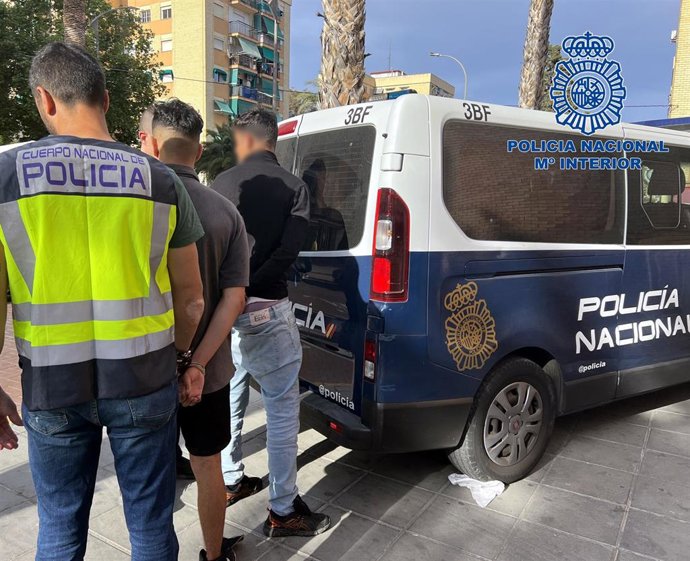 Detenidos 14 hombres, dos menores, por robar móviles y joyas con armas blancas y extrema violencia en Alicante