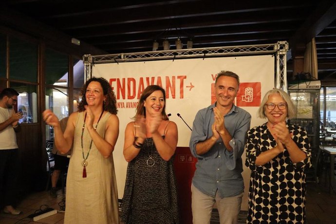 La candidata del PSIB-PSOE al Congreso, Francina Armengol, junto a la secretaria general de la FSM, Catalina Cladera, y los candidatos socialistas por Mallorca al senado, Pere Joan Pons y Teresa Suárez.