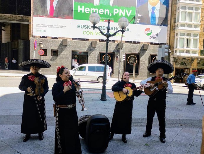 Mariachi 'Azteca' contratado por sindicatos de la Ertzaintza para sus movilizaciones