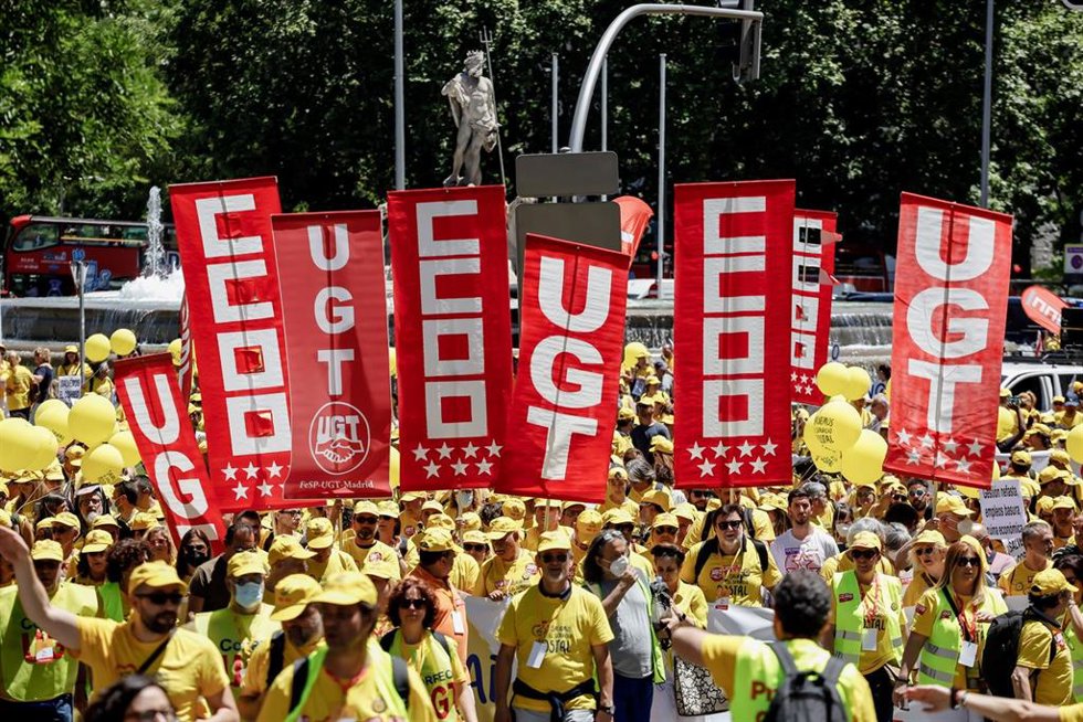 Archivo - Varias personas con globos y camisetas amarillas participan en una manifestación de sindicatos mayoritarios en Correos, a 1 de junio de 2022, en Madrid (España). 