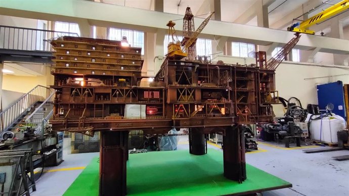 Una televisiva maqueta de una plataforma petrolífera de grandes dimensiones ubicada en la Escuela de Navales de Madrid busca dueño