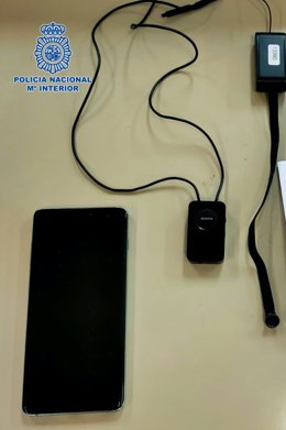 Las propuestas de sanción se refieren a cuatro hombres y una mujer a los que se les intervinieron aparatos electrónicos --una especie de auriculares-- cuando estaban realizando la prueba