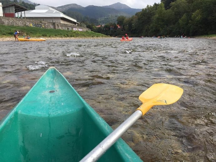 Archivo - Piragüistas en el descenso del río Sella con mascarillas en la nueva normalidad.