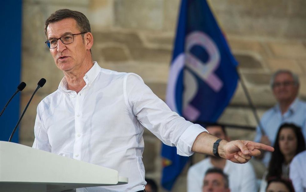 El presidente del PP, Alberto Núñez Feijóo, durante un acto de campaña del PP, en la plaza de Santa María, a 13 de julio de 2023, en Burgos, Castilla y León (España). Este acto del PP se realiza de cara a las próximas elecciones generales del 23 de juli