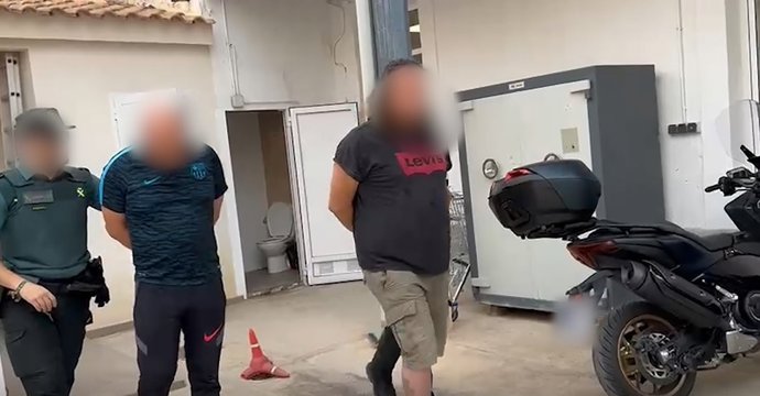 La Guardia Civil ha detenido en El Campello (Alicante) a dos hombres por presuntamente robar joyas en viviendas de una urbanización de la localidad.