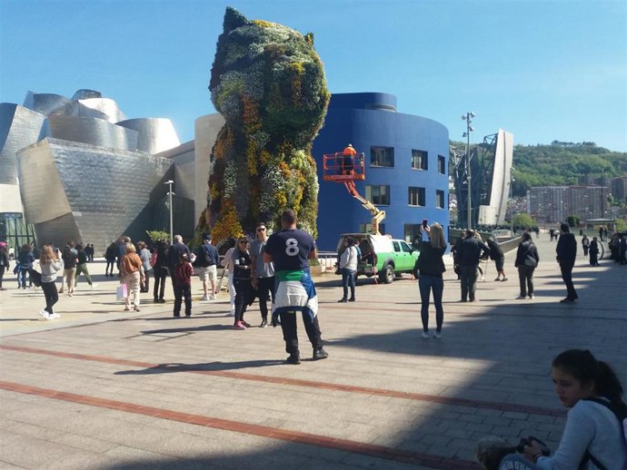 Archivo - Turistas ante el Museo Guggenheim