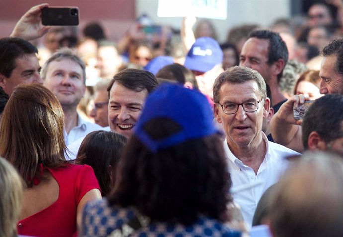 El presidente del PP, Alberto Núñez Feijóo (d), y el presidente del PP de Castilla y León, Alfonso Fernández Mañueco (i), durante un acto de campaña del PP, en la plaza de Santa María, a 13 de julio de 2023, en Burgos, Castilla y León (España). Este act