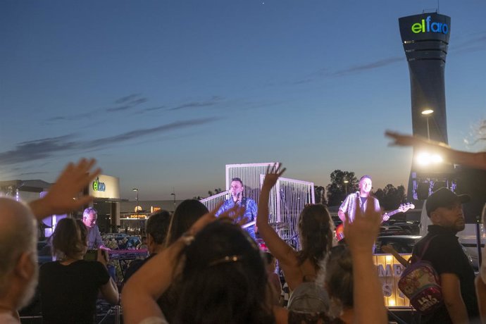 El Summer Fest, puesto en marcha durante todos los fines de semana del verano a partir de las 22,00 horas, va de la mano de la propia filosofía del centro comerial El Faro: ser un destino de ocio referente en la provincia.