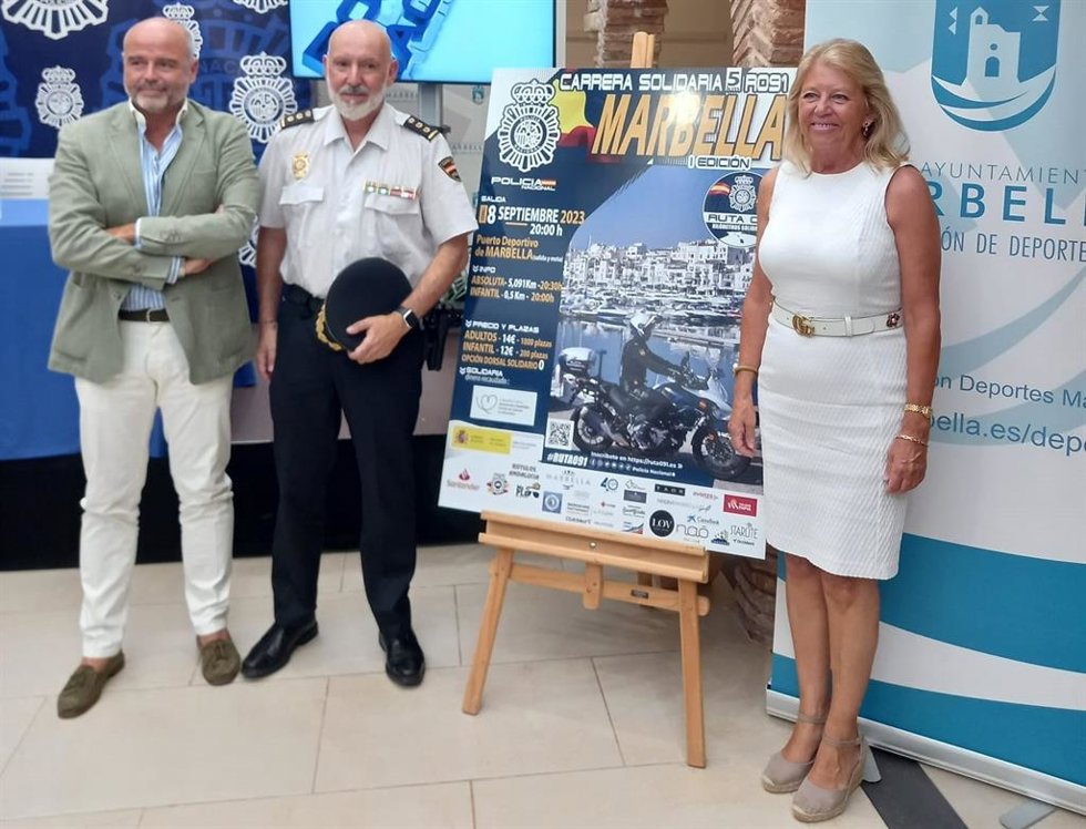En el acto, presidido por el comisario, jefe de la Comisaría de Marbella, José Manuel Rando Cano, la alcaldesa  de Marbella, Ángeles Muñoz, y el presidente de AECC Marbella, Santiago Gómez-Villares Perez-Muñoz, se ha presentado el cartel y la camiseta.