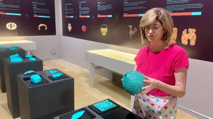 La directora del Museo Arqueológico de Córdoba visita la muestra.