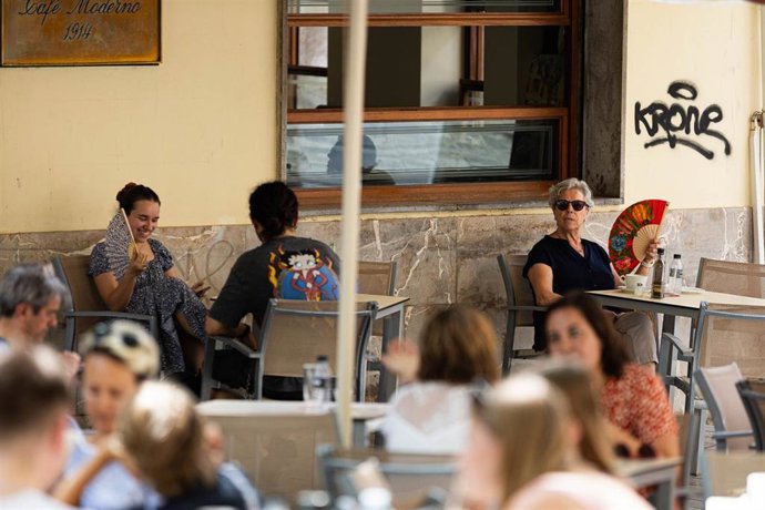 Varias personas en la terraza de un bar, a 11 de julio de 2023, en Palma