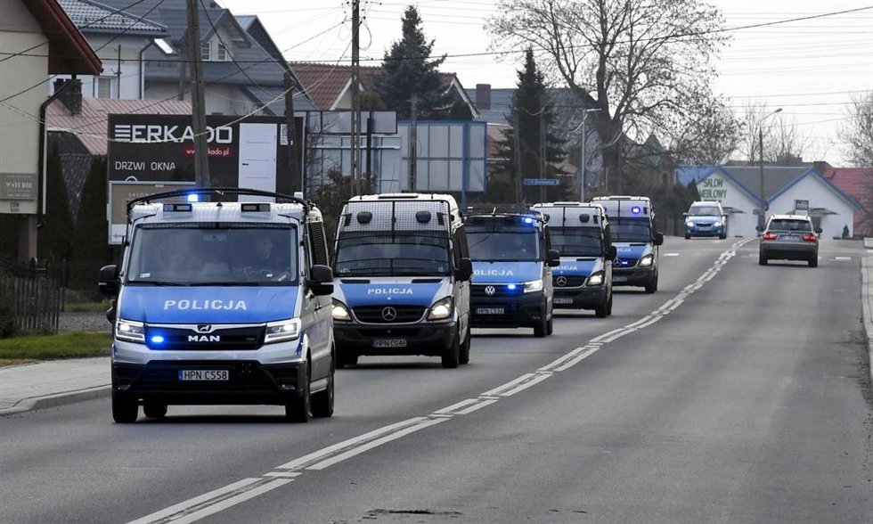 Archivo - Coches de la Policía de Polonia en dirección a la frontera con Bielorrusia ante la llegada de migrantes