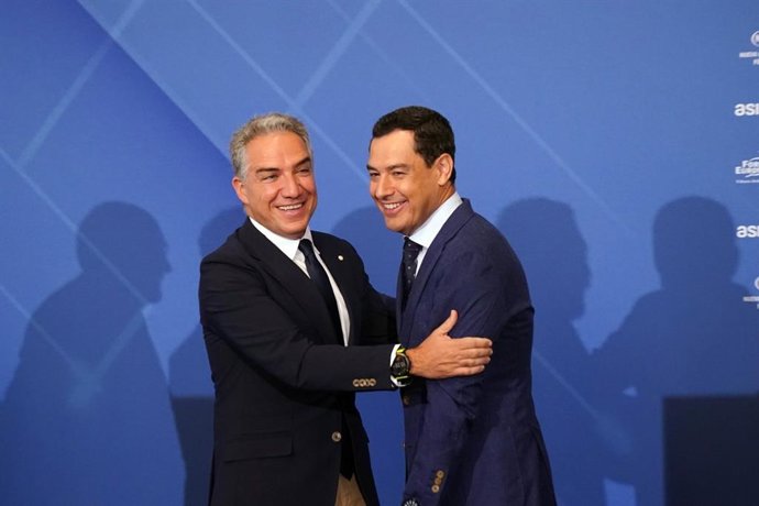 Elías Bendodo (i.) y Juanma Moreno (d.), este viernes en Málaga