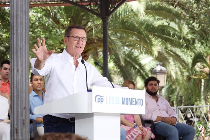 El líder del Partido Popular, Alberto Núñez Feijóo, interviene durante un acto de campaña electoral del Partido Popular, en los Jardines del Prado, a 11 de julio de 2023, en Ciudad Real, Castilla-La Mancha (España).