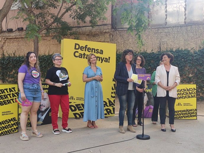 La número dos de ERC al Congreso por Barcelona, Teresa Jord, en un mítin junto a la número 4 de ERC al Congreso en Barcelona, Pilar Vallugera, y la consellera de Igualdad y Feminismos de la Generalitat, Tnia Verge