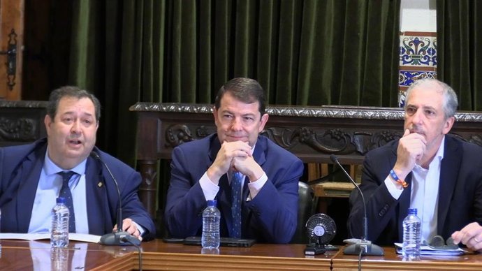 Mañueco entre el eurodiputado Pablo Arias (d) y el presidente de la Cámara de Comercio de Salmanca, Benjamín Crespo (i).