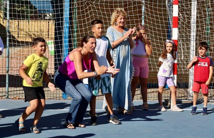 La consejera de Inclusión Social, Juventud, Familias e Igualdad, Loles López, y la alcaldesa de Huelva, Pilar Miranda, en su visita a la escuela de verano del Distrito V en Huelva.