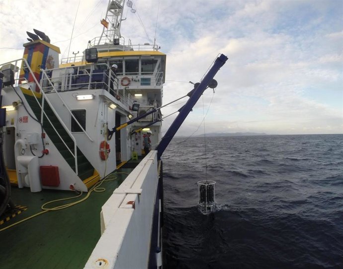 Toma de datos de variables ambientales con roseta de botellas oceanográficas y CTD durante una campaña RADMED.  IEO-CSIC