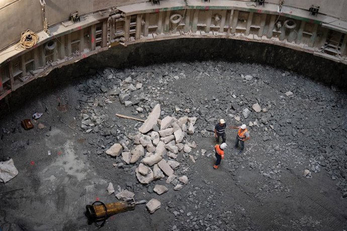 Varias personas durante la visita del presidente de la Generalitat, Pere Aragons a las obras de la futura estación de Sarri de la L9 del Metro, a 14 de julio de 2023, en Barcelona, Catalunya (España). La tuneladora del tramo central de la línea 9 del 