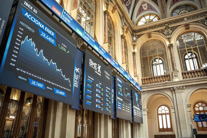 Paneles con índices bursátiles en el Palacio de la Bolsa de Madrid, a 13 de julio de 2023, en Madrid (España). 
