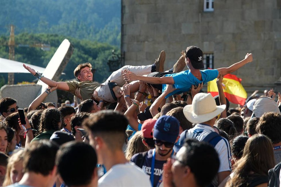 Archivo - Dos jóvenes son levantados en brazos durante la inauguración y acto de acogida de la peregrinación europea de jóvenes 2022, en el Obradoiro de Santiago, a 3 de agosto de 2022, en Santiago de Compostela, A Coruña, Galicia (España). La Peregrina