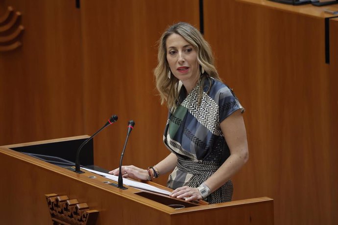 La candidata a la Presidencia de la Junta de Extremadura, María Guardiola, interviene durante su debate de investidura, en la Asamblea de Extremadura