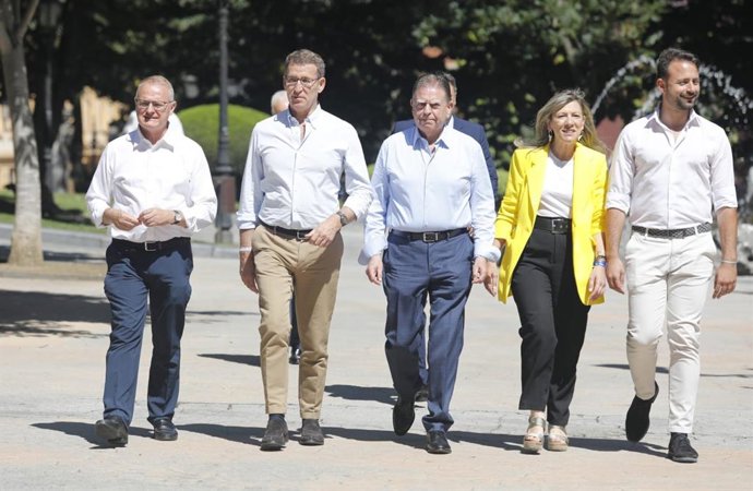 Alberto Núñez Feijóo a su llegada al mitin en Ovied, acompañado por Diego Canga, Alfredo Canteli, Esther Llamazares y Álvaro Queipo.