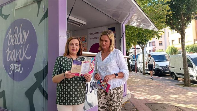 Amaia del Campo e Iratxe Foces junto al 'Punto Lila'