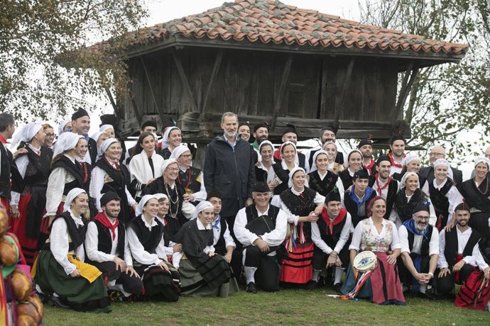 Archivo - El Rey Felipe VI y la Reina Letizia se fotografían con los vecinos junto a un hórreo durante una visita a la parroquia de Cadavéu, a la que los reyes van a entregar el Premio al Pueblo Ejemplar de Asturias 2022, en Cadavedo, Concejo de Valdés.
