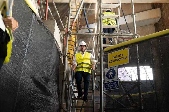 El presidente de la Generalitat, Pere Aragons durante su visita a las obras de la futura estación de Sarri de la L9 del Metro, a 14 de julio de 2023, en Barcelona, Catalunya (España). La tuneladora del tramo central de la línea 9 del metro estuvo once