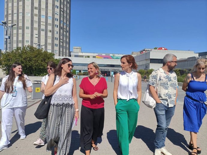 La líder de Más Madrid, Mónica García, en la explanada del Hospital La Paz