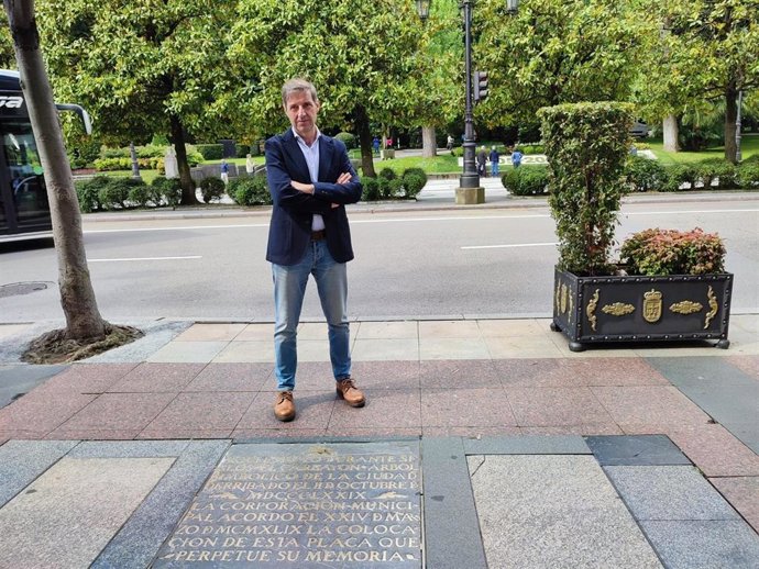 Archivo - El candidato socialista a la Alcaldía de Oviedo, Carlos Fernández Llaneza, frente a la placa conmemorativa del Carbayón, en la Calle Uría.