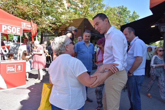 El secretario general del PSOE-M, Juan Lobato, da un paseo por el Mercado de Las Águilas.