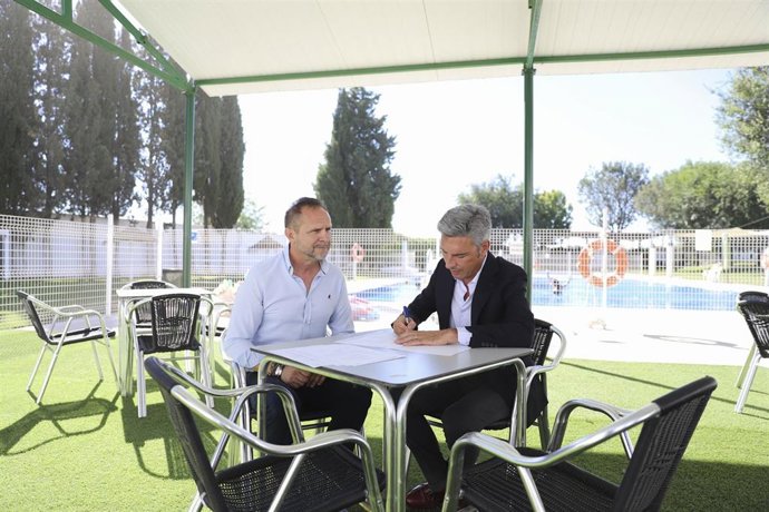 El delegado de Infraestructuras, Sostenibilidad y Agricultura de la Diputación de Córdoba, Andrés Lorite (dcha.), en su visita a la piscina de Dos Torres.