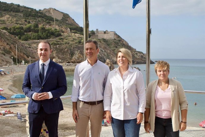 Marcos Ortuño y Noelia Arroyo acompañados por el director general de Competitividad y Calidad Turísticas, Carlos Peñafiel, y la concejala de Turismo de Cartagena, Belén Romero, en el acto de izado de las banderas turísticas en Cala Cortina