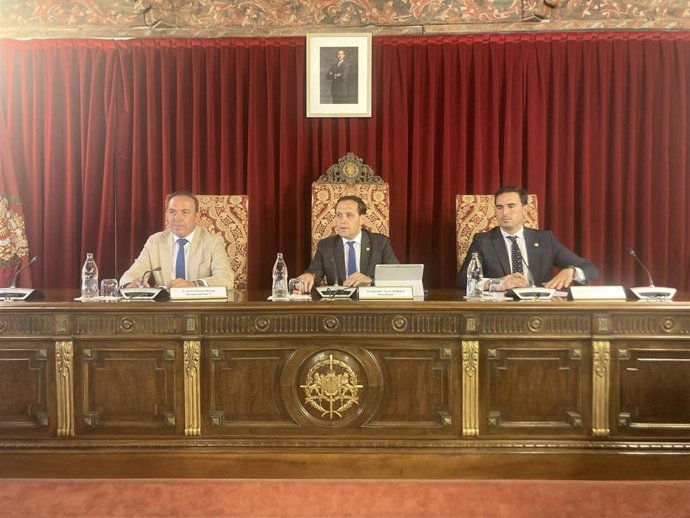 Víctor Alonso (i), Conrado Íscar, y Guzmán Gómez, durante el pleno de esta mañana.