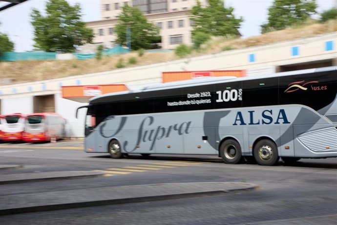 Archivo - Un autobús sale de las dársenas de la estación Sur de Méndez Álvaro, el día de retorno del puente de mayo, a 2 de mayo de 2023, en Madrid (España). Hoy comienza la operación retorno del dispositivo especial que la Dirección General de Tráfico 