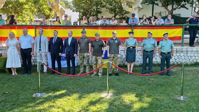 La Guardia Civil finaliza el primer curso de adiestramiento de equipos caninos detectores de explosivos, armas y municiones a guardias ucranianos.