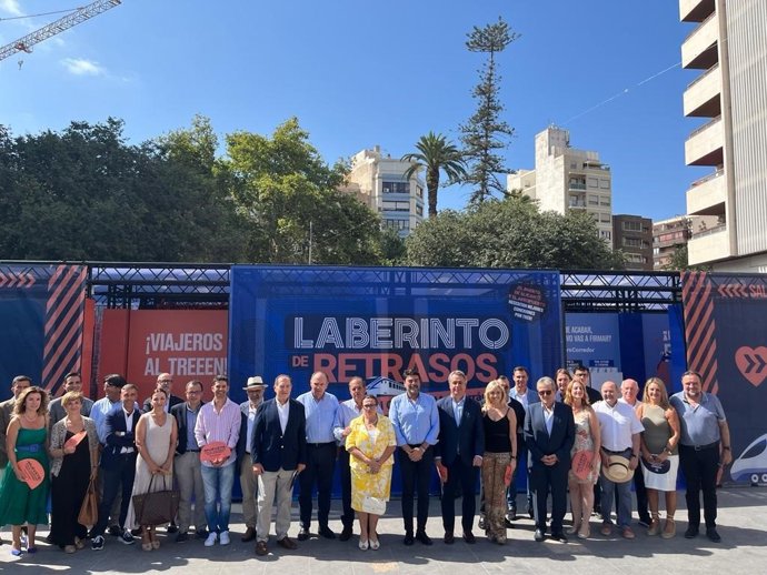 Presentación del 'Laberinto de Retrasos del Corredor Mediterráneo' de la plataforma #QuieroCorredor en Alicante.