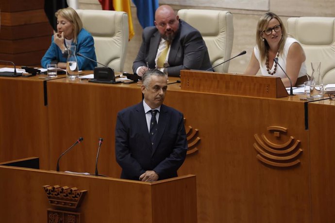 El portavoz de Vox en la Asamblea de Extremadura, Ángel Pelayo Gordillo, interviene durante el debate de investidura de la candidata a la Presidencia de la Junta de Extremadura, 