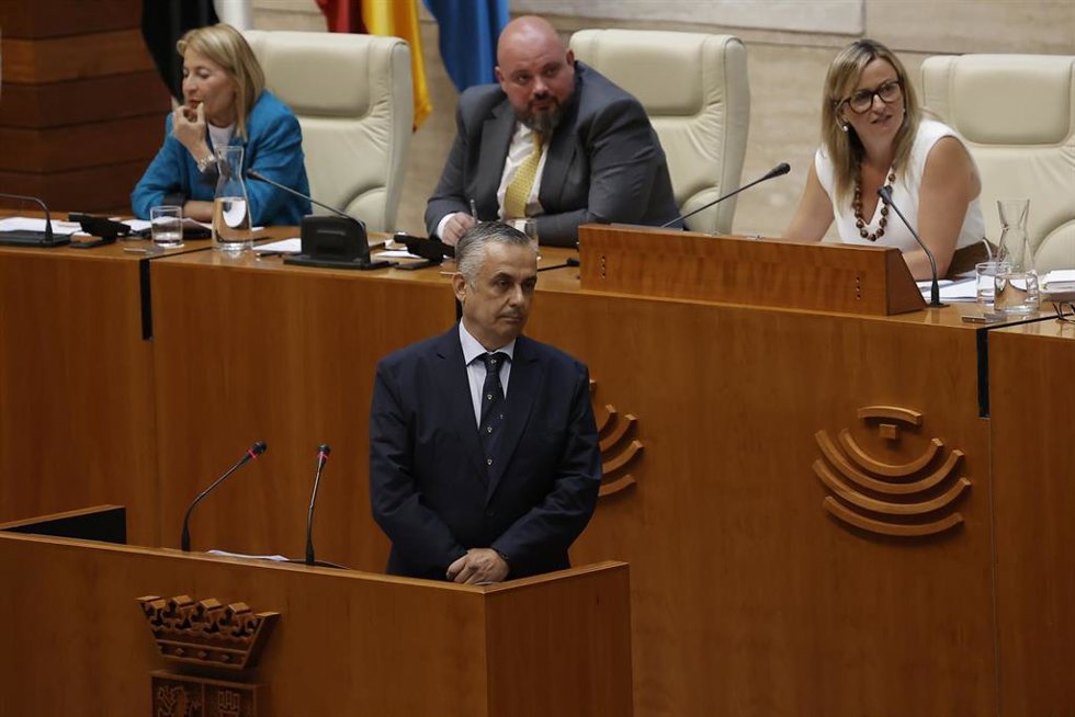 El portavoz de Vox en la Asamblea de Extremadura, Ángel Pelayo Gordillo, interviene durante el debate de investidura de la candidata a la Presidencia de la Junta de Extremadura,